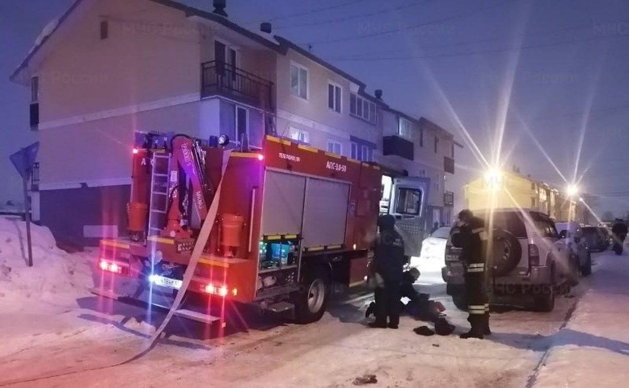 15 жильцов эвакуировали: подробности и фото с пожара в Южно-Сахалинске, где погиб человек