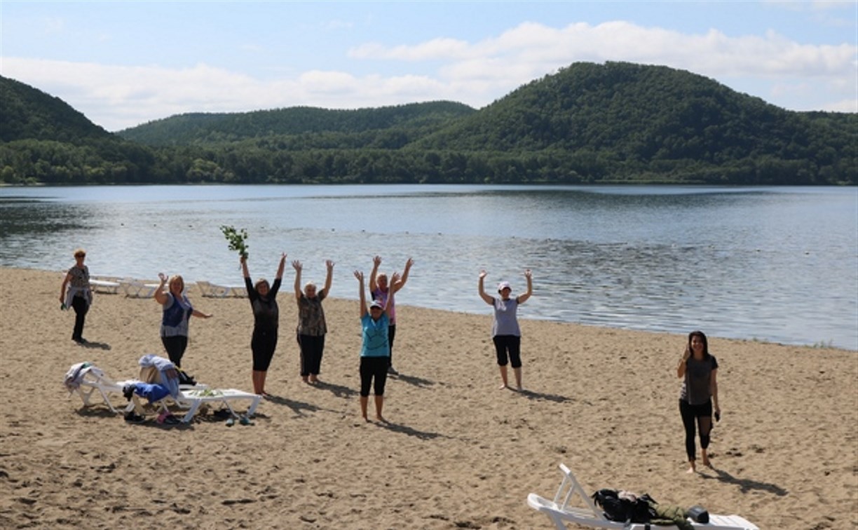 Жители Корсакова убирали берег озера Тунайча и танцевали ча-ча-ча