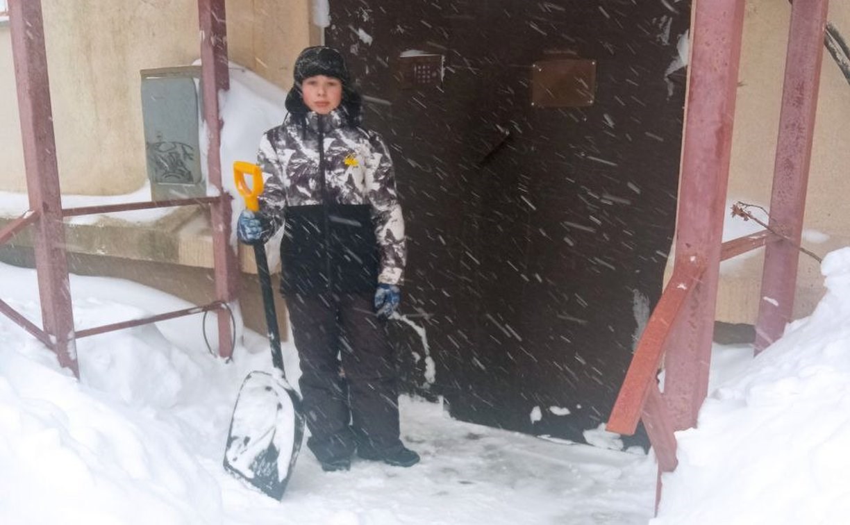 Десятилетний сахалинец трижды в день расчищает крыльцо своего подъезда от снега