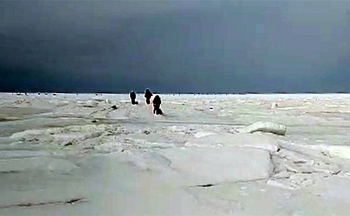 На льду у Охотского включили сирены, рыбаки спешно эвакуируются на сушу 