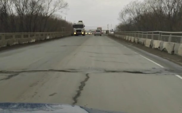 Без слёз проехать невозможно: на Сахалине автомобилисты вымаливают ремонт моста через реку Сусуя