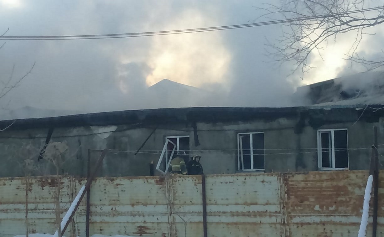 Административное здание горит в районе совхоза "Тепличный"