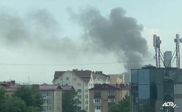 Подростки устроили пожар в центре Южно-Сахалинска