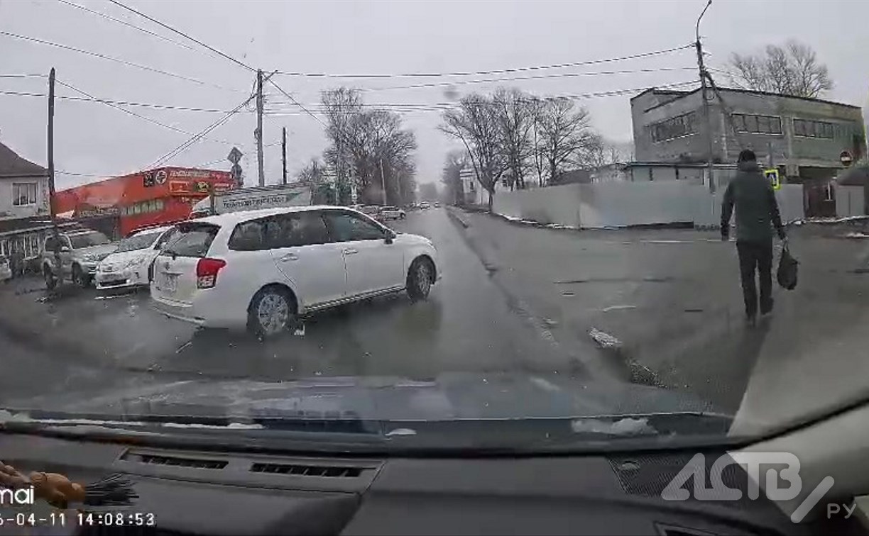 Невнимательный автомобилист едва не спровоцировал ДТП в Троицком