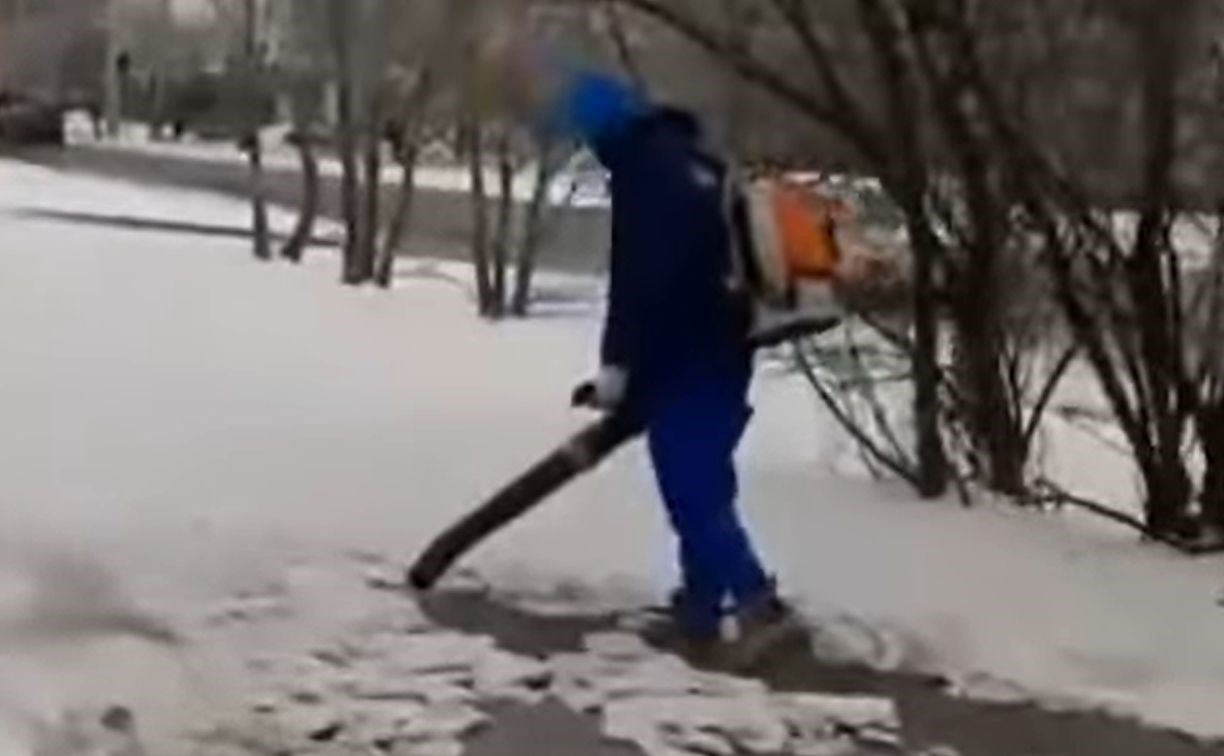 Амурские коммунальщики придумали необычный способ очистки тротуаров от снега