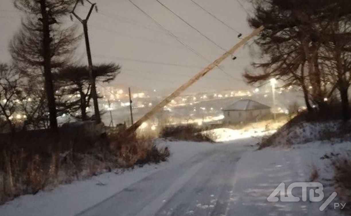 Столб рухнул и повис на проводах в Корсакове