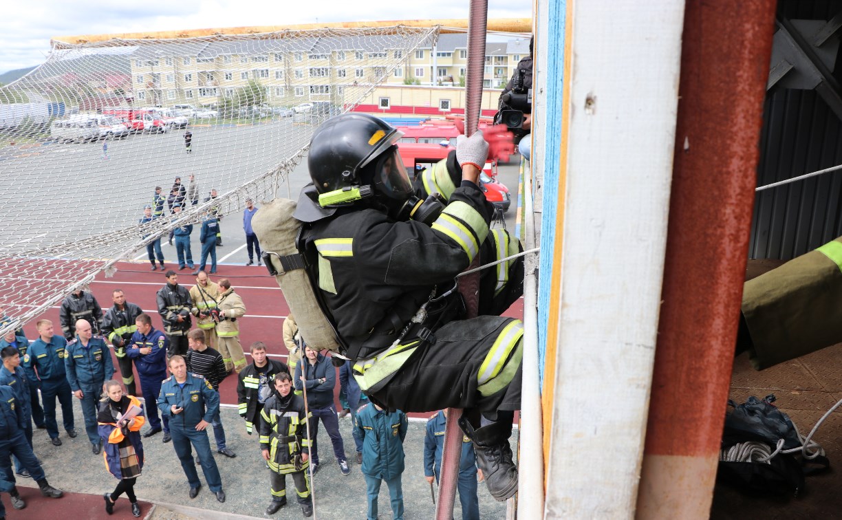 Полосу препятствий преодолели сахалинские пожарные, чтобы стать лучшими