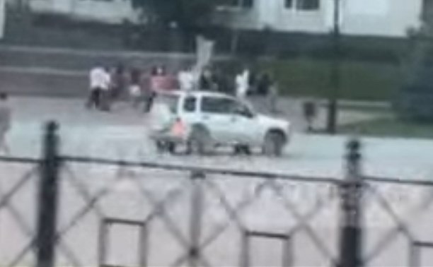 В Корсакове женщина устроила "прогулку" на авто по центральной площади
