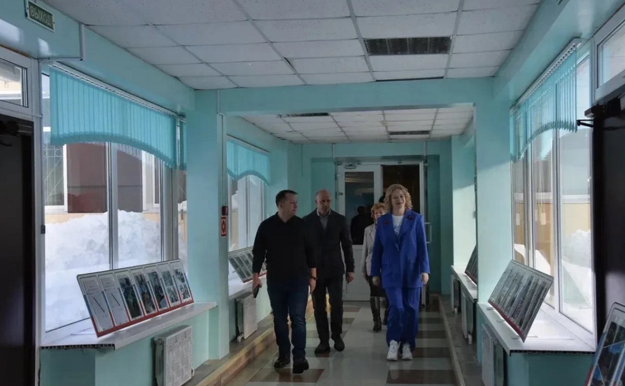 Капремонт на 50 млн рублей и юнармейское посвящение: министр образования посетила школу в селе Сокол