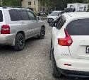 В Южно-Сахалинске столкнулись кроссовер и внедорожник - поиск очевидцев
