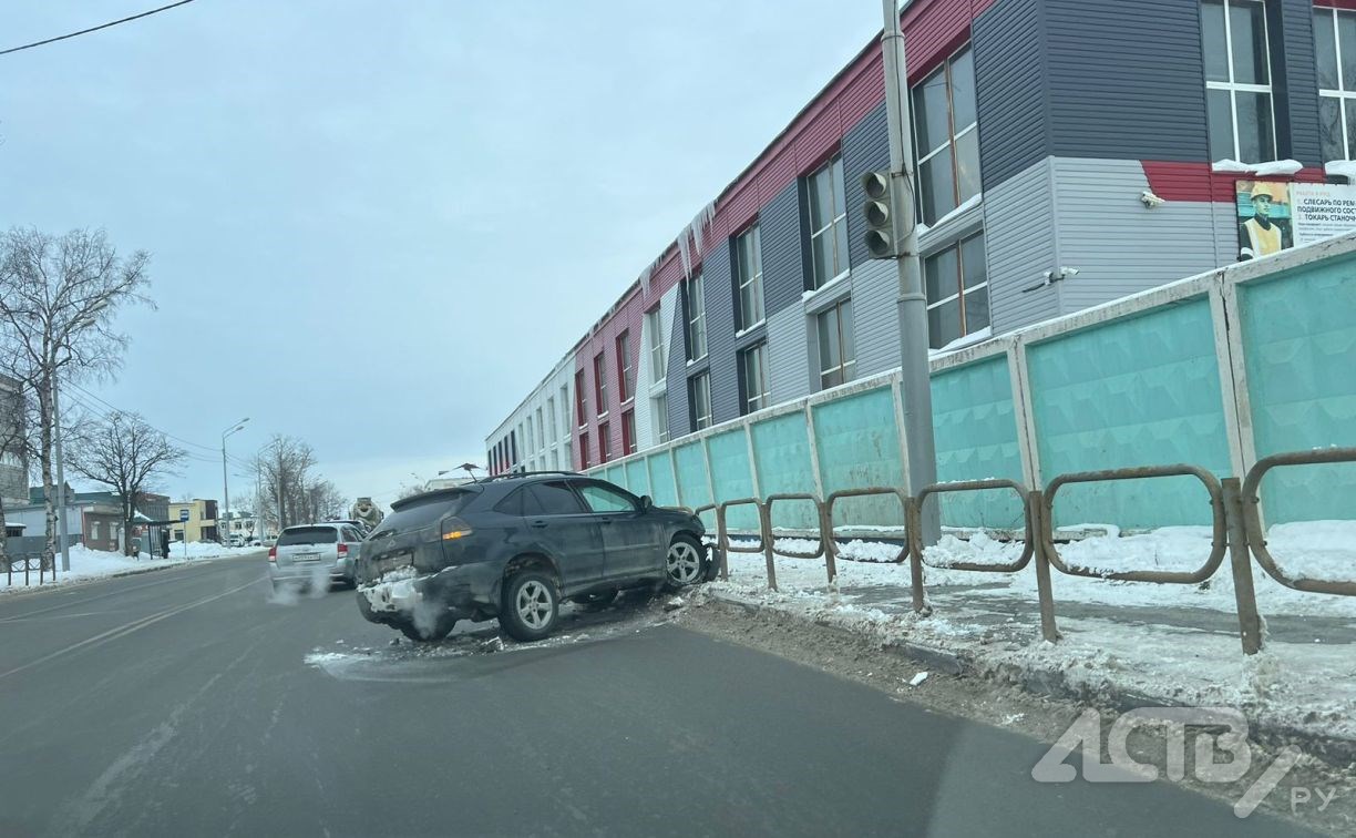 В Южно-Сахалинске Lexus влетел в дорожное ограждение В Южно-Сахалинске Lexus влетел в дорожное ограждение