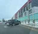 В Южно-Сахалинске Lexus влетел в дорожное ограждение