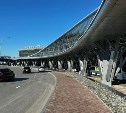 Шлагбаумы установили на бесплатной парковке у аэропорта в Южно-Сахалинске