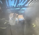 В Тымовском в воскресенье загорелся строительный мусор в здании 