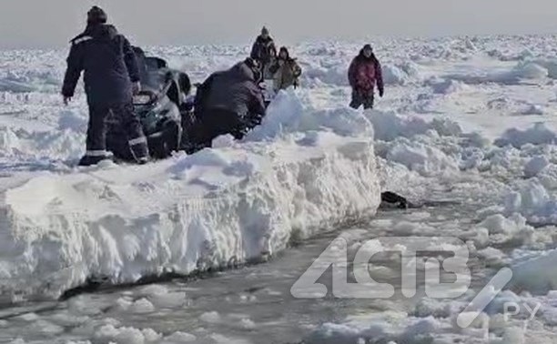 "Человек тонет": рыбак упал в море с оторвавшейся у берегов Сахалина льдины