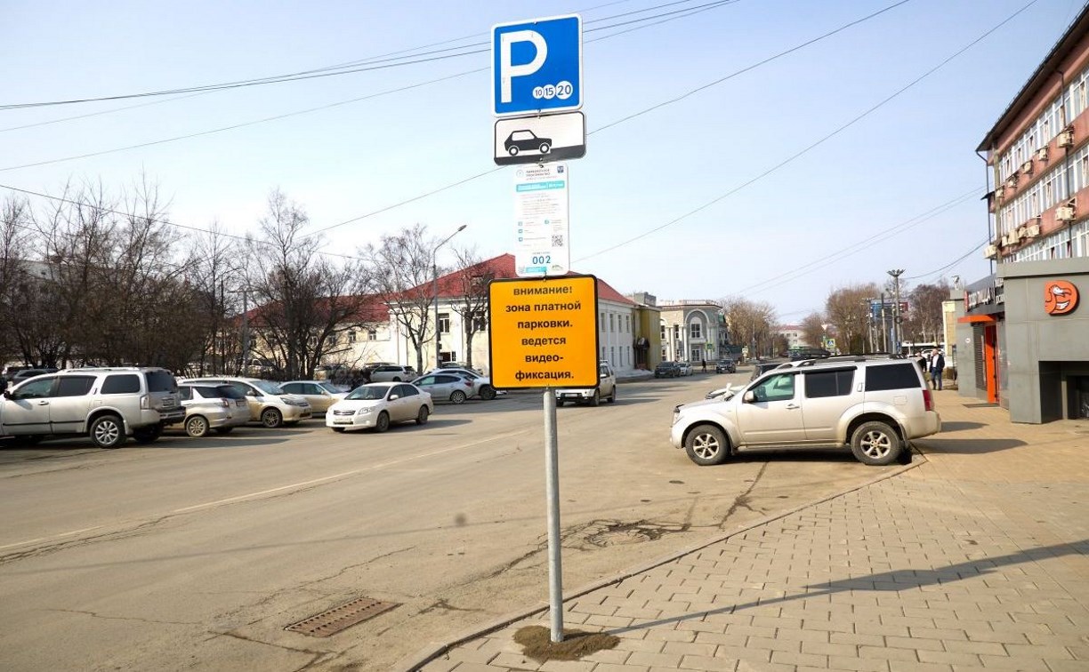 В Южно-Сахалинске в марте услугами платной парковки на новых участках воспользовались более 1 800 автовладельцев