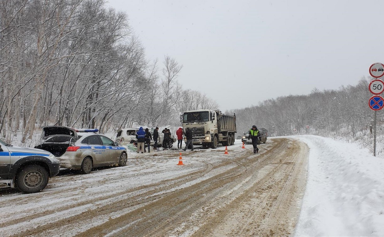 Очевидцев столкновения внедорожника и грузовика в пригороде Южно-Сахалинска ищет УВД