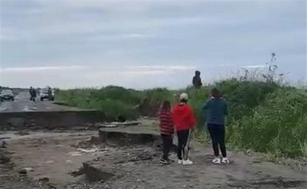 Сахалинцы не могли вернуться домой из-за размытой дороги в Анивском районе