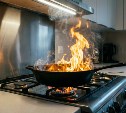 Обед не удался: в Корсакове вспыхнувшее на кухне масло привело к пожару