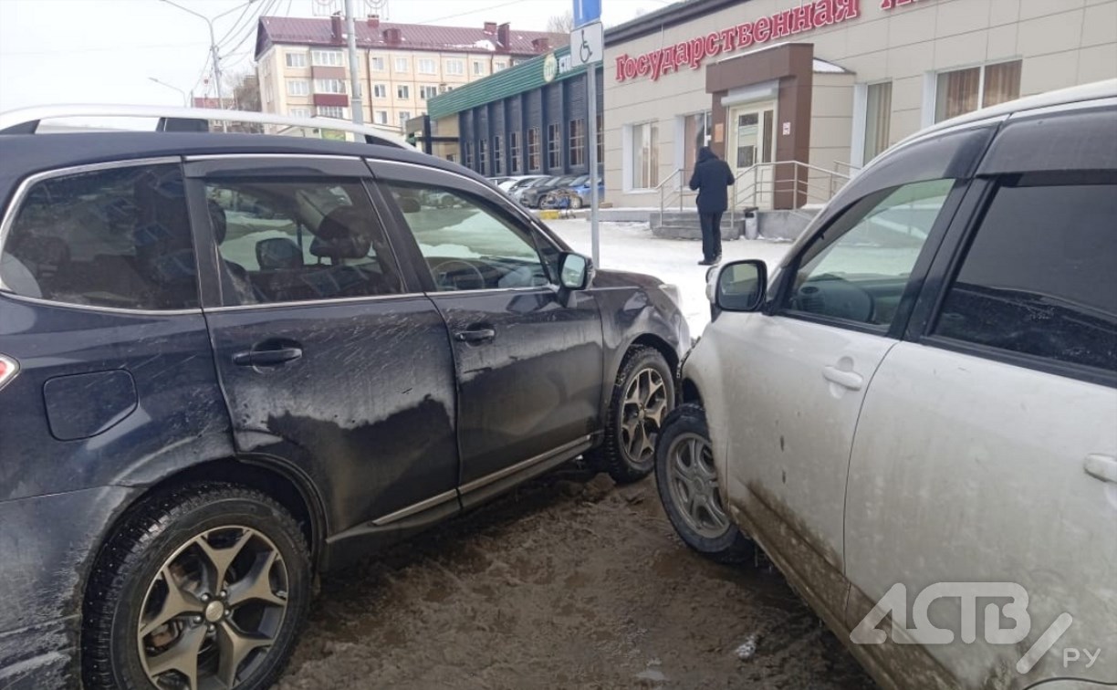 Очевидцев столкновения кроссовера и мини-SUV ищут в Южно-Сахалинске