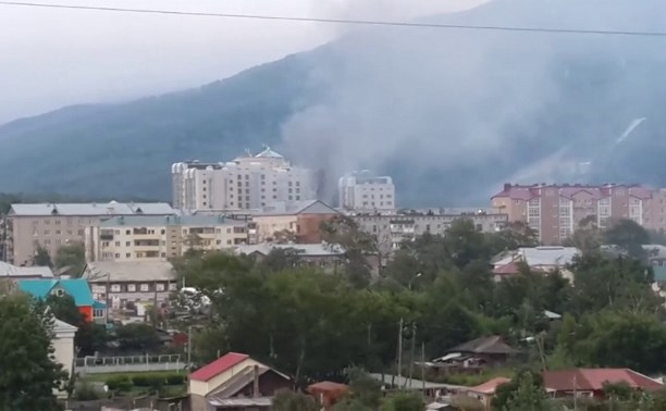 Пожар произошел в районе гимназии №3 в Южно-Сахалинске