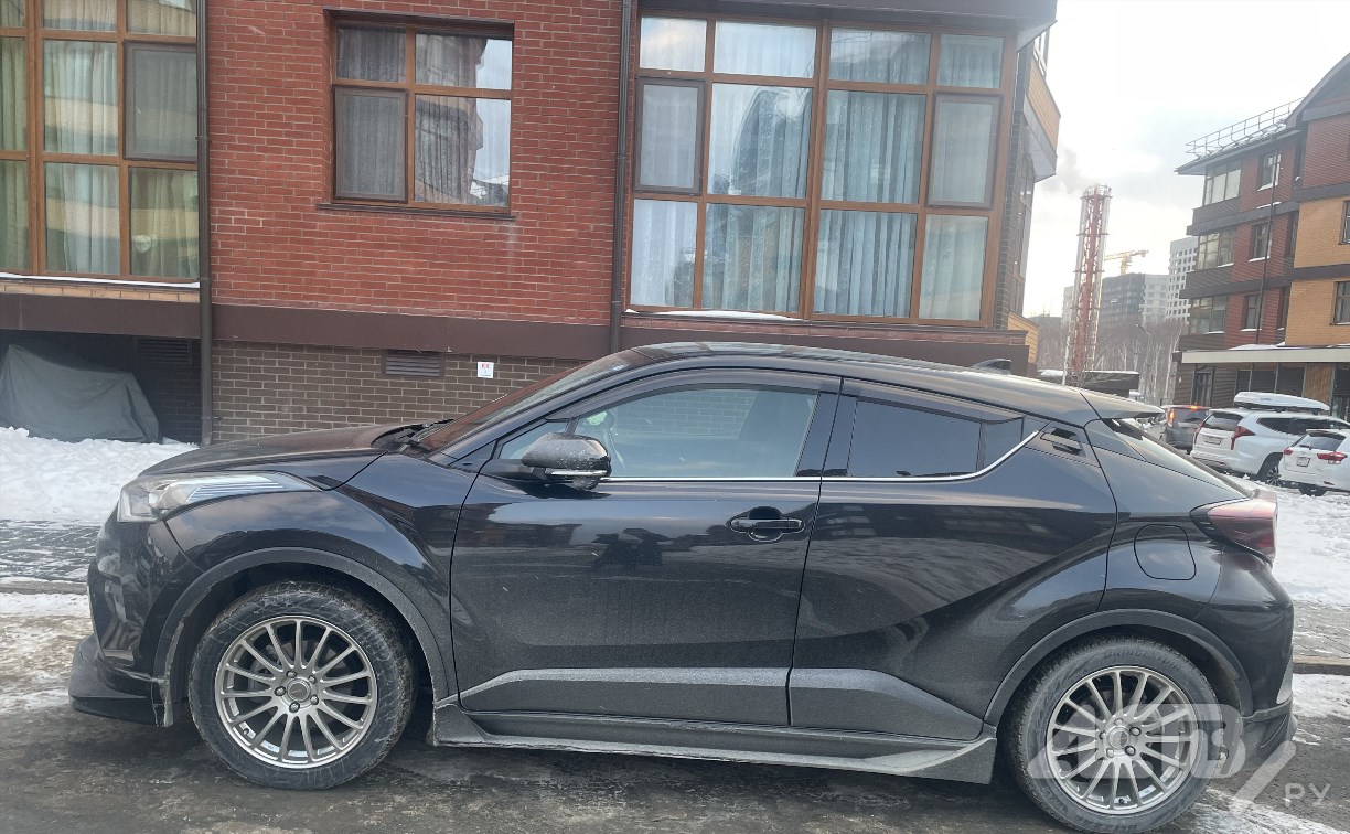 Неизвестный столкнулся с Toyota C-HR и скрылся с места ДТП в Южно-Сахалинске