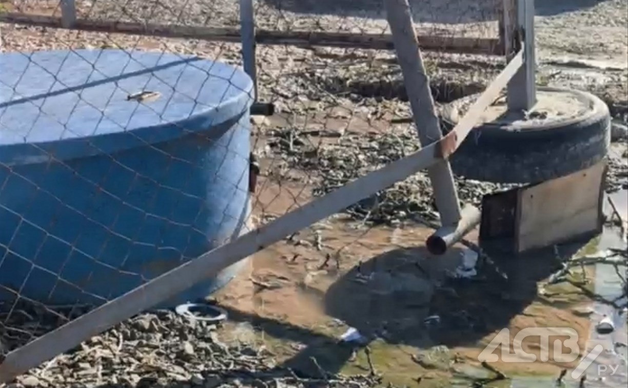 Канализационный ручей вновь устремился к детскому саду "Ручеёк" в Дальнем 