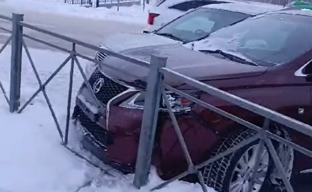 "Лексус" и "Тойота" въехали в отбойник в Южно-Сахалинске