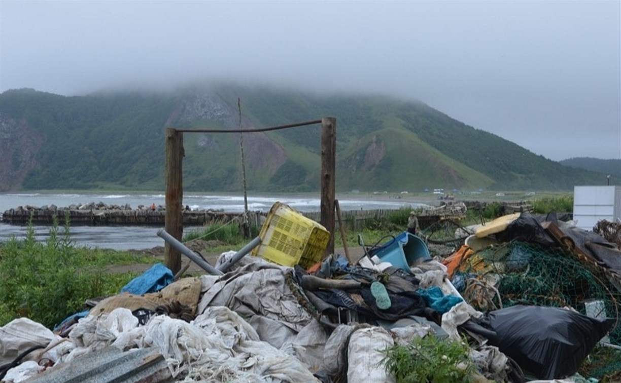 Копившийся 20 лет мусор убирают в Тихой бухте на Сахалине