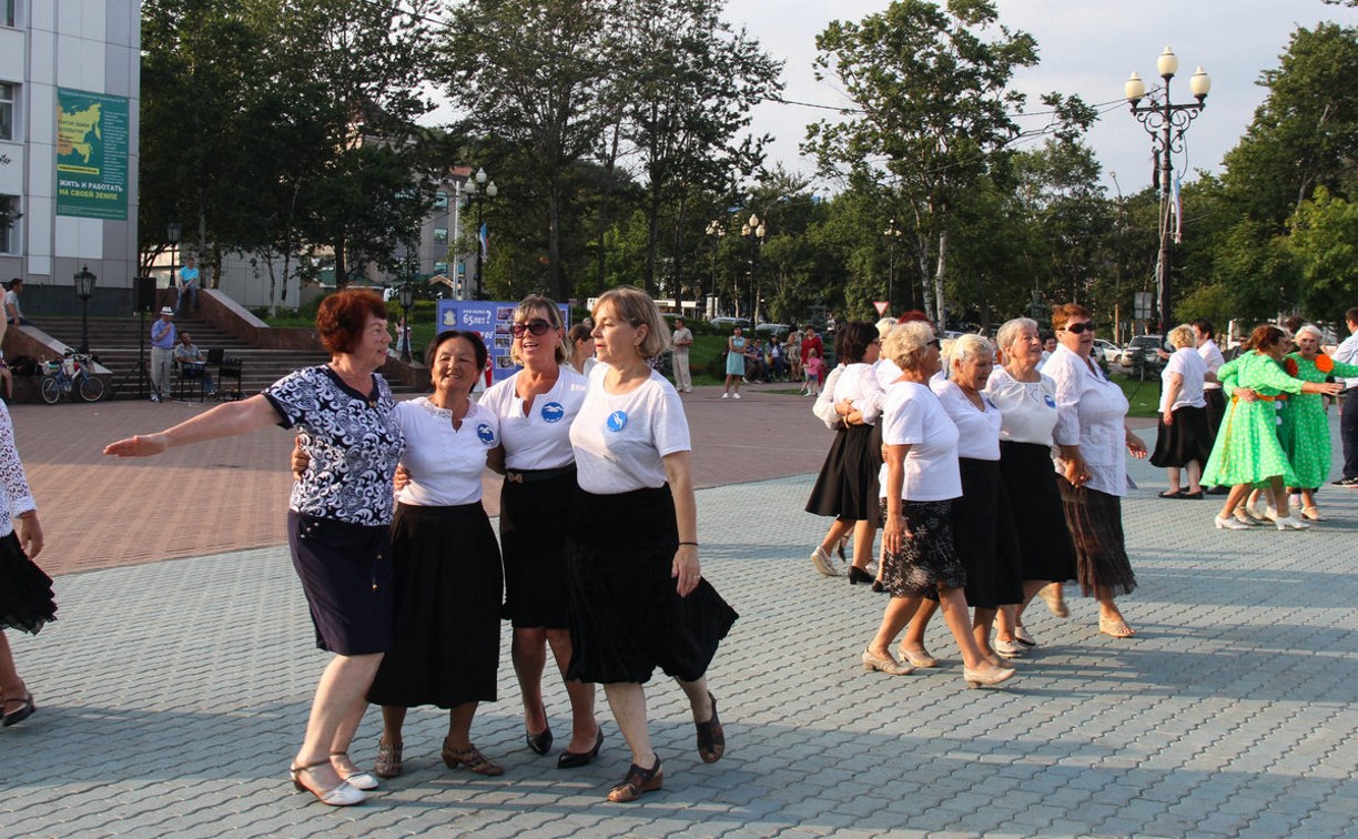 Корсаковские пенсионеры станцевали на городской площади 