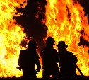 Баня открытым пламенем горела ночью в Южно-Сахалинске