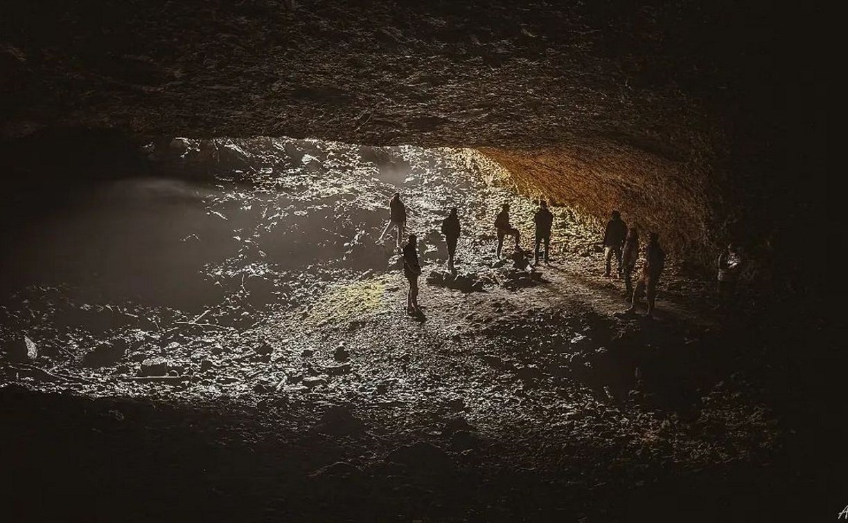 "Возможно, лаборатории японцев": туристы на Курилах проникли в подземный тоннель