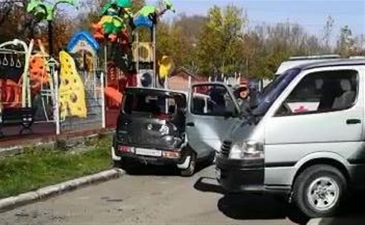 В селе на Сахалине водителю стало плохо, и его Toyota протаранила чужое авто