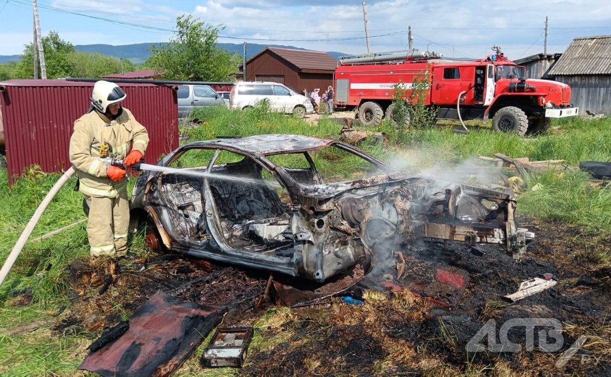 Автомобиль горел в Подгорном | 26.06.2024 | Южно-Сахалинск - БезФормата