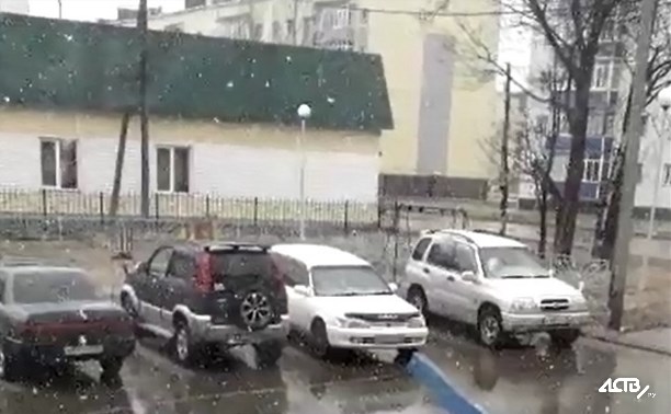 В Ногликах пошел снег