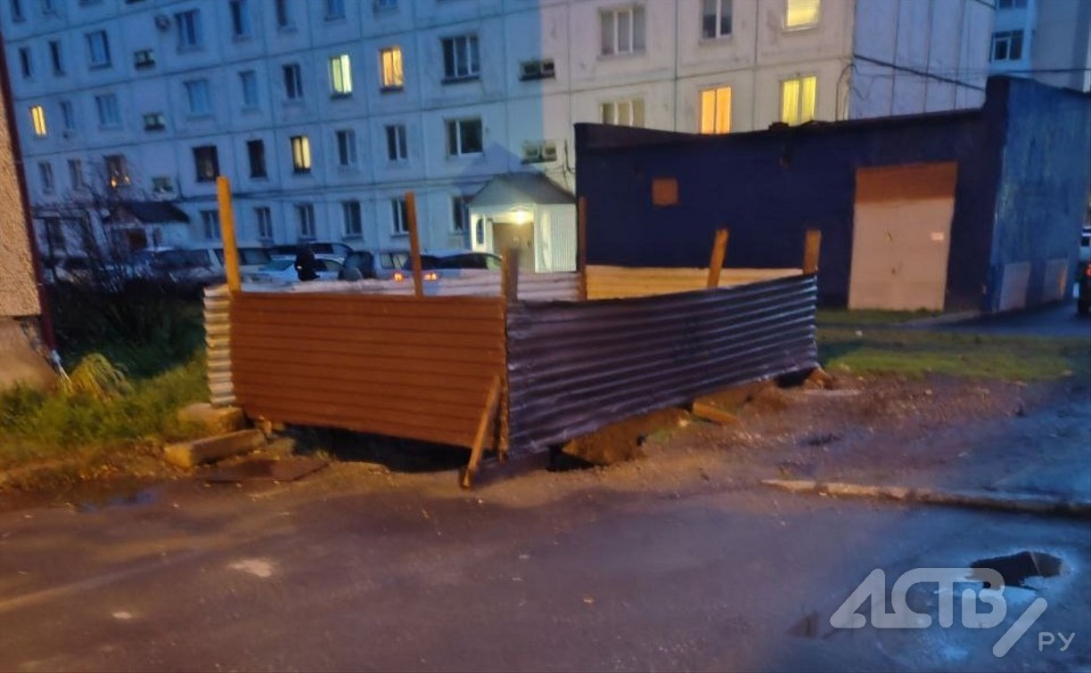 В помойку превращается яма, вырытая коммунальщиками во дворе дома в Южно-Сахалинске