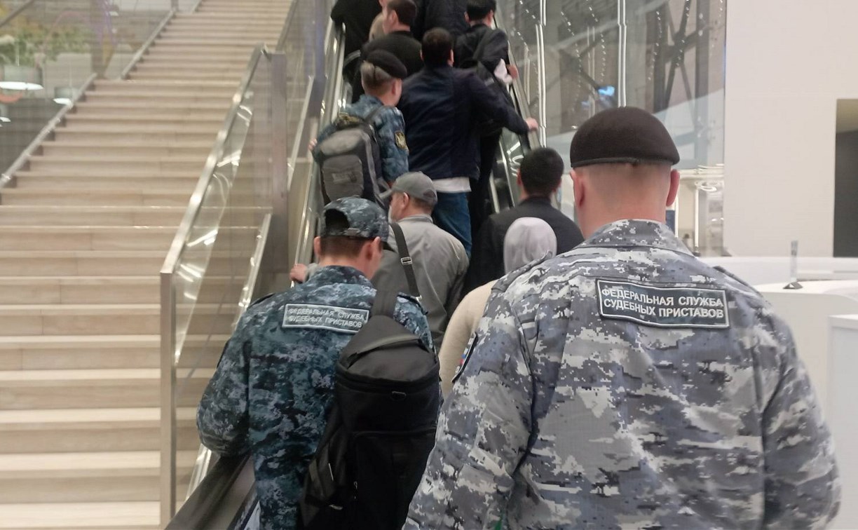 Судебные приставы выдворили с Сахалина граждан Узбекистана, нарушивших закон