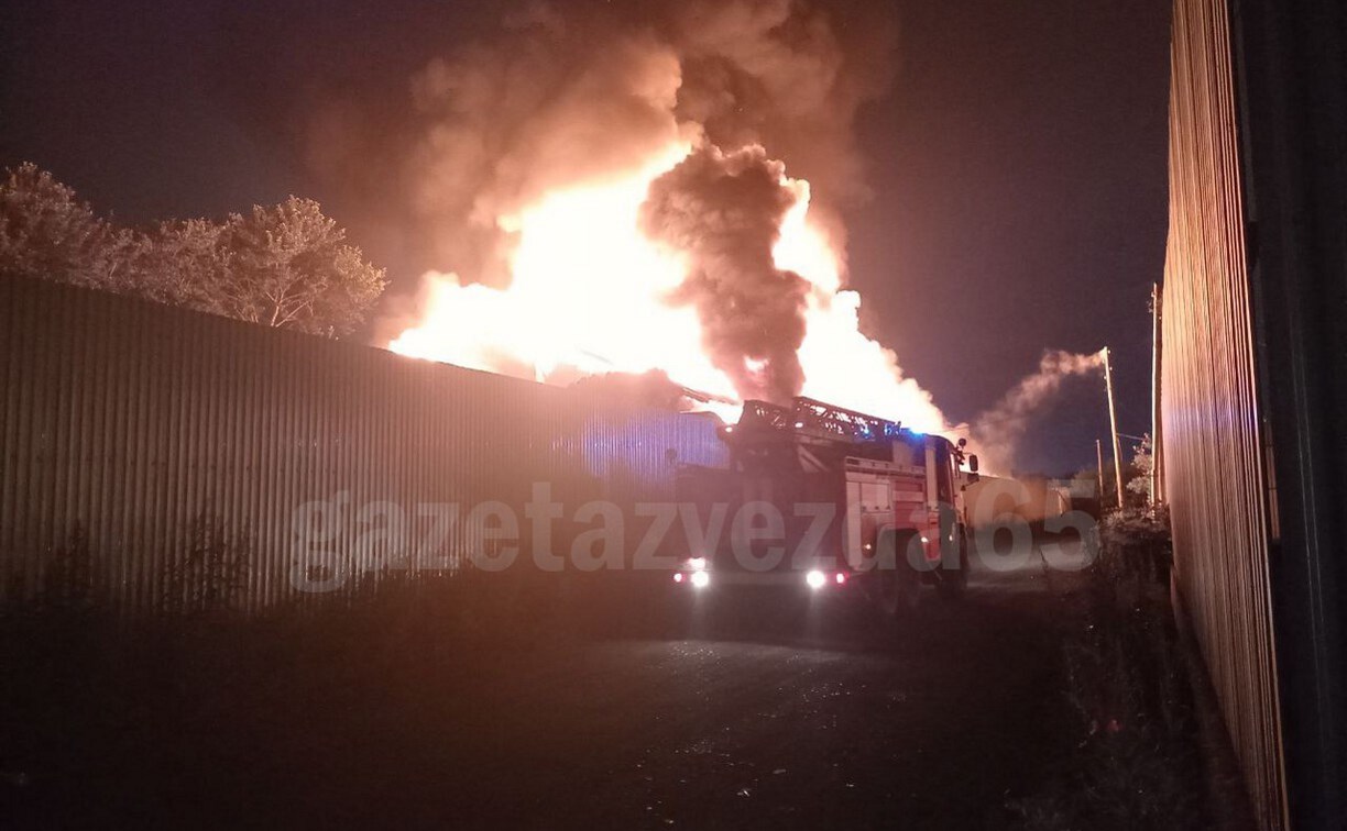 На складе рыбного завода в Поронайске произошёл пожар