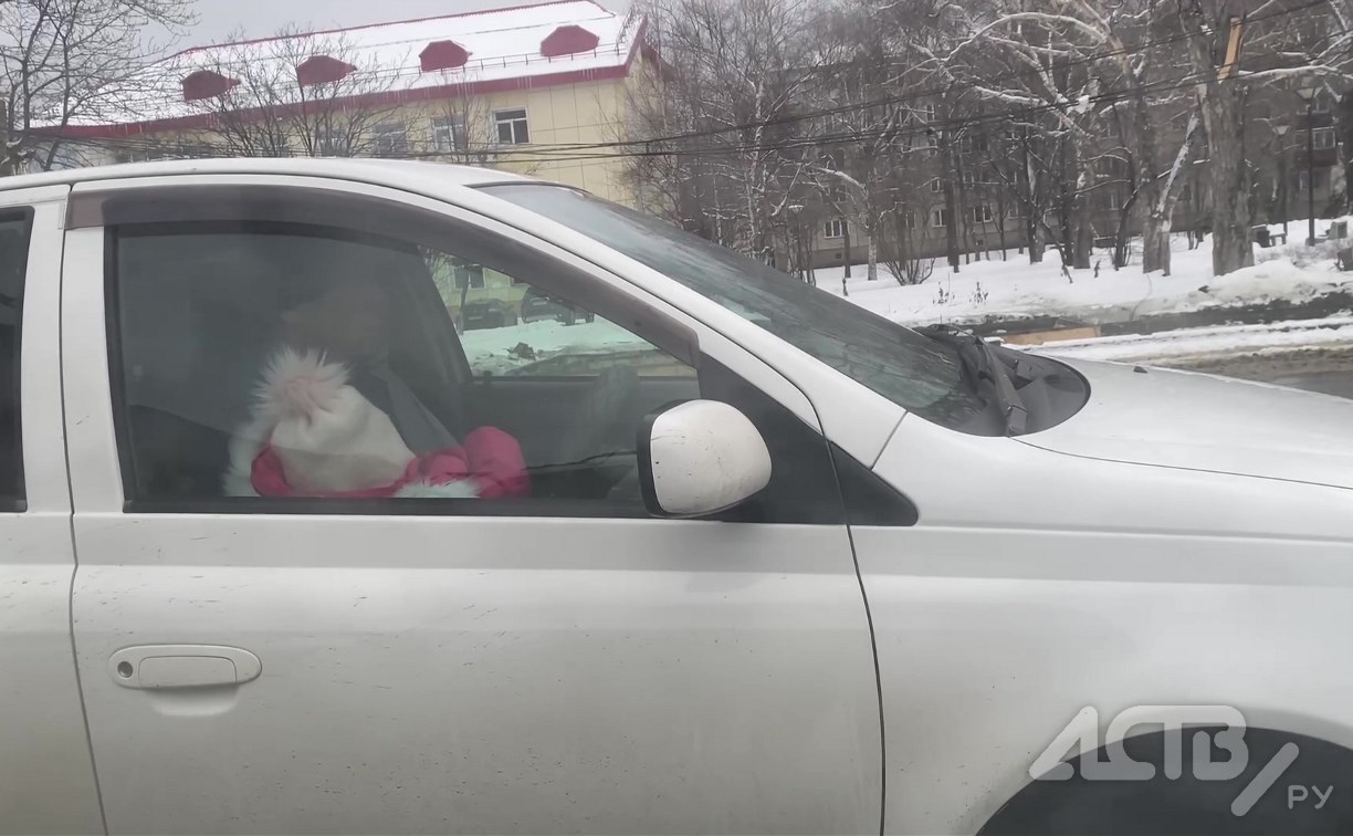 Очевидец: мужчина с младенцем на руках ехал за рулём автомобиля в Южно-Сахалинске