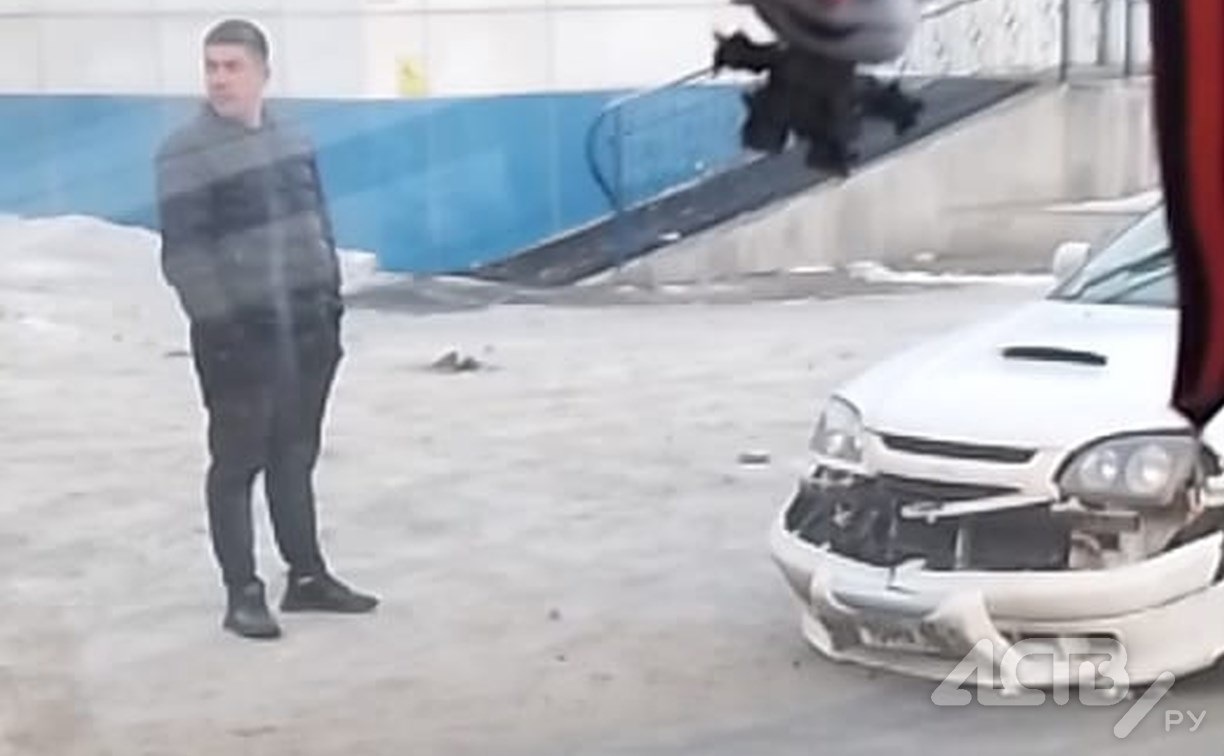 "Вилял по дороге, слава богу, никого не сбил": странный автомобиль сняли на видео в Корсакове