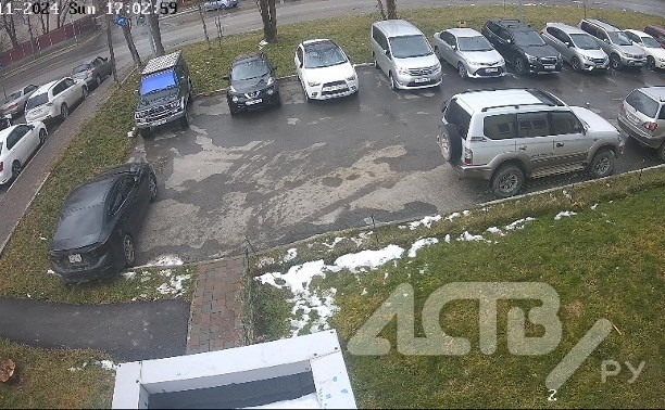 Появилось видео, как угонщик "Марка" в Южно-Сахалинске высаживает четырёхлетнего ребёнка на дороге