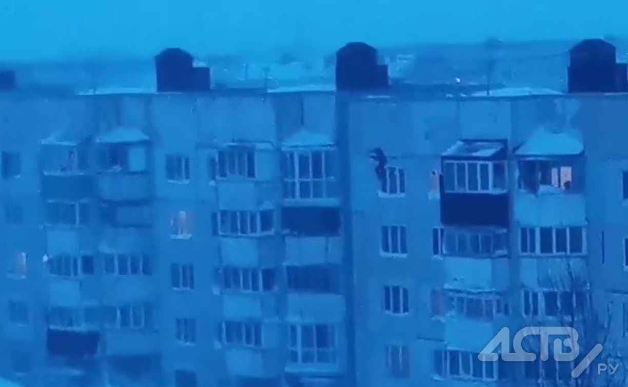В Южно-Сахалинске неизвестные прыгали с крыши пятиэтажки в сугроб