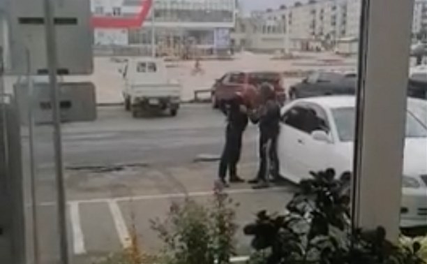 Охранник Пенсионного фонда спас сахалинца от ножа