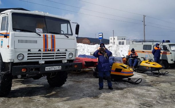Сахалинские спасатели обеспечивают безопасность рыбаков на льду в заливе Мордвинова   