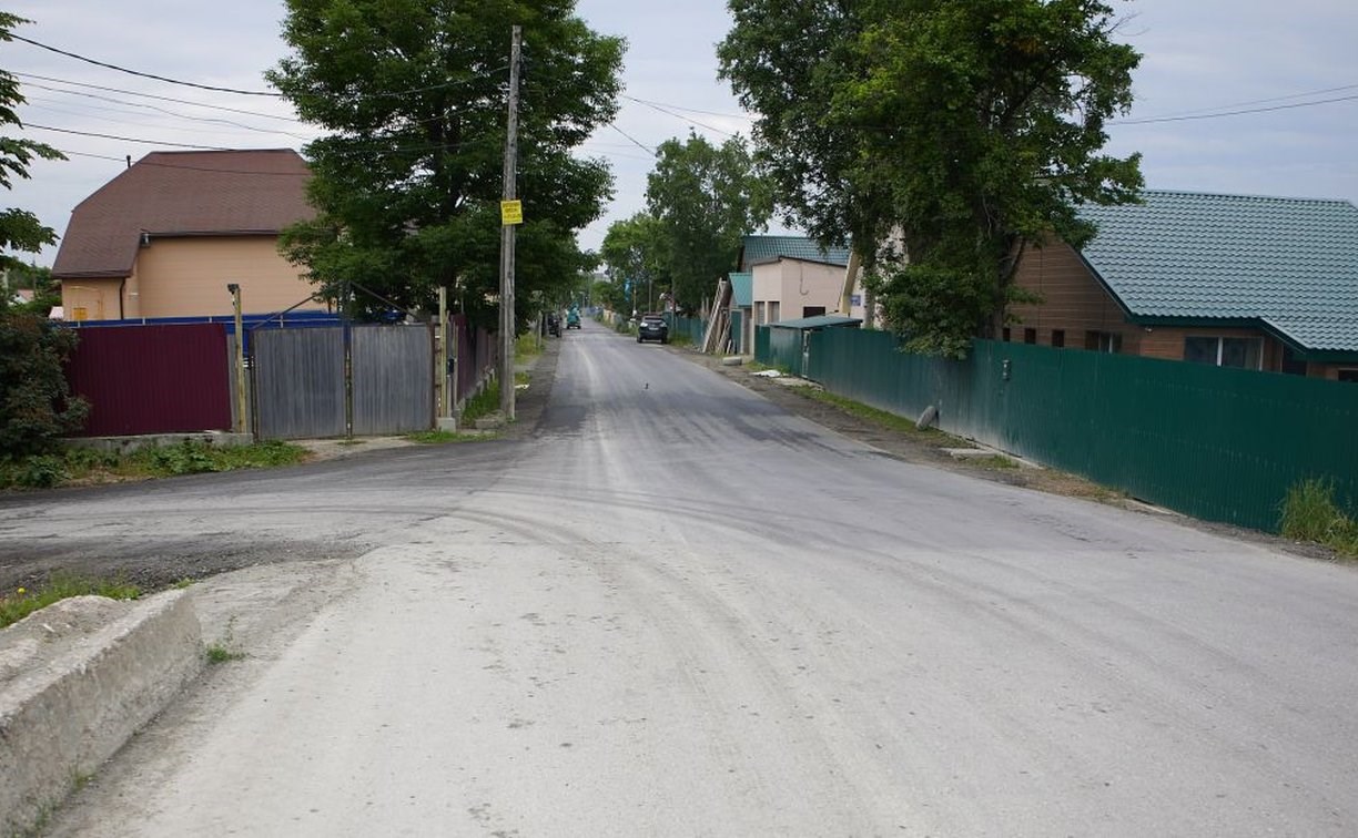 Некоторые дороги Южно-Сахалинска поливают четыре раза в день