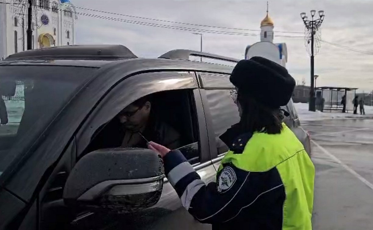 29 авто с "тонировкой" и 8 машин на штрафстоянке: как нарушали ПДД сахалинские водители за прошлые сутки