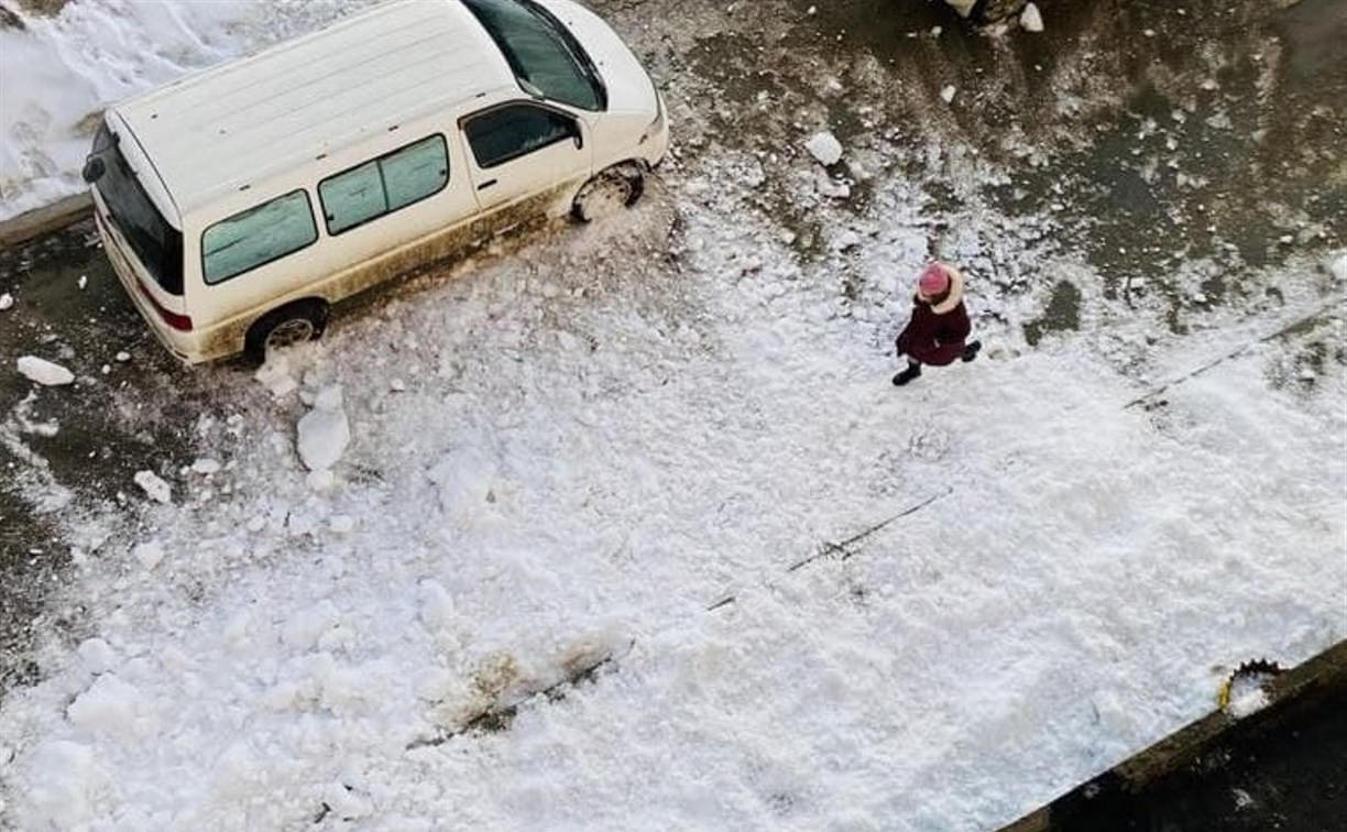 Снег с крыши дома упал на девушку в Долинске