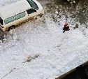 Снег с крыши дома упал на девушку в Долинске