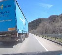Сразу несколько опасных гонщиков "поймал" видеорегистратор на холмской трассе