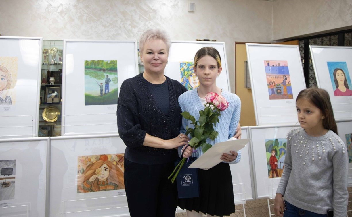 В Сахалинской областной Думе наградили юных художников